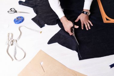 Bu desen elbise yapma kumaş kesim erkek üstten görünüm terziler tablonun farklı araçlarla eller