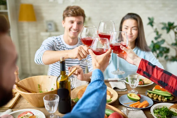 Grupo Amigos Desfrutando Jantar Juntos Sentados Mesa Grande Com Comida — Fotografia de Stock