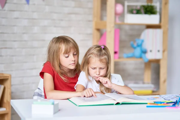 Schattige Kleine Zusters Verpakt Het Lezen Van Avontuur Verhaal Zittend — Stockfoto