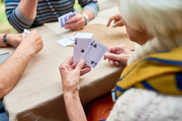 Detailní Záběr Nelze Rozpoznat Starší Ženy Hrát Poker Přáteli Když — Stock fotografie