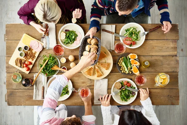 Oben Ansicht Von Vier Personen Die Leckeres Essen Festlichen Tisch — Stockfoto