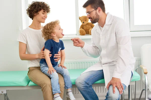 Retrato Adorável Menino Abrindo Boca Para Check Consultório Médico Sentado — Fotografia de Stock