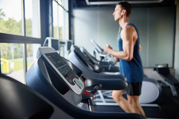 Vista Lateral Del Joven Corriendo Cinta Correr Gimnasio Moderno Por — Foto de Stock