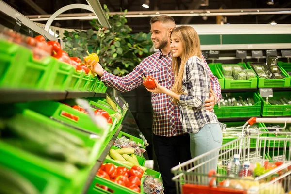 Side View Porträtt Lyckliga Unga Paret Shopping För Livsmedel Snabbköp — Stockfoto