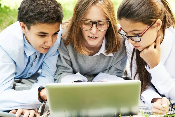 Groep Schoolkinderen Laptop Samen Buiten Groen Gazon Computerscherm Kijken — Stockfoto