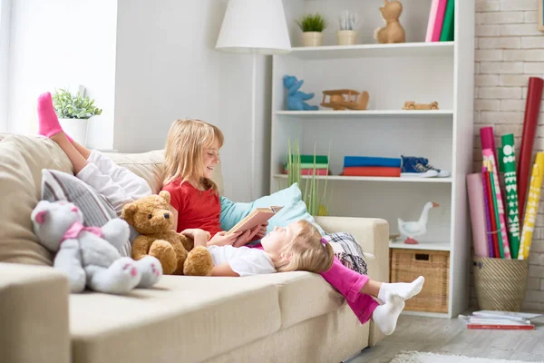 Enthousiaste Meisje Het Lezen Van Sprookjes Hardop Terwijl Haar Schattige — Stockfoto