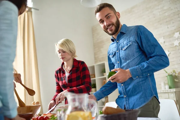 Grupo Jóvenes Modernos Pie Mesa Grande Con Comida Ella Preparando — Foto de Stock