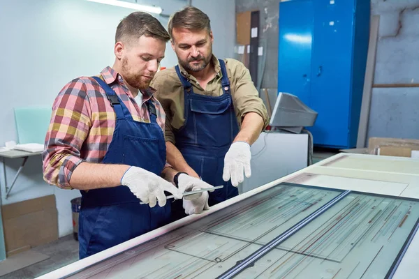 Retrato Dois Trabalhadores Por Máquina Gravação Laser Verificando Qualidade Operação — Fotografia de Stock