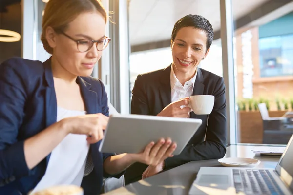 Jolie Gestionnaire Dans Les Lunettes Montrant Les Résultats Travail Accompli — Photo