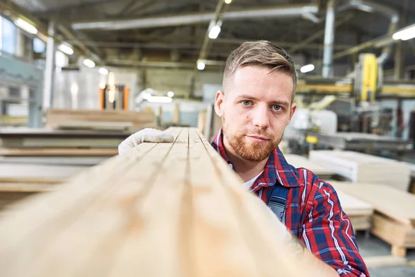 Hoofd Schouders Portret Van Knappe Jonge Fabrieksarbeider Camera Kijken Terwijl — Stockfoto