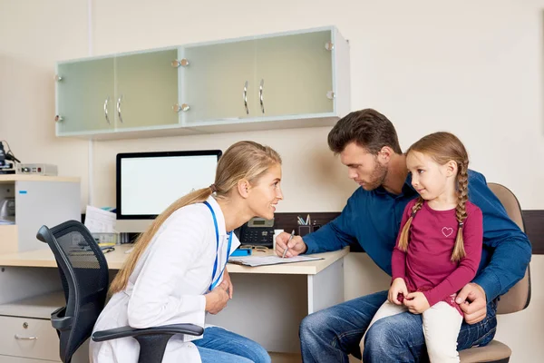 Retrato Joven Firmante Pacientes Sentado Consultorio Médico Mientras Visita Pediatra — Foto de Stock