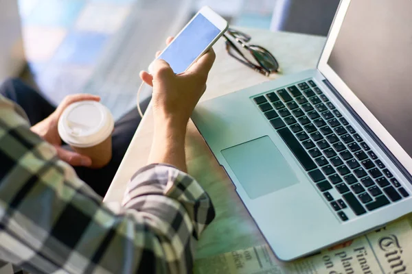 Nahaufnahme Eines Modernen Jungen Mannes Mit Smartphone Mit Leerem Bildschirm — Stockfoto