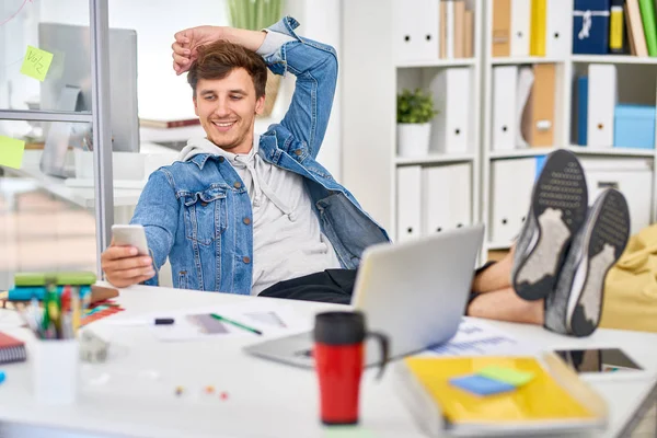 Retrato Jovem Sorridente Vestido Com Roupas Casuais Usando Smartphone Enquanto — Fotografia de Stock