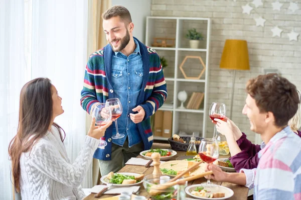 Grupp Vänner Njuter Middag Tillsammans Sitter Stora Bordet Med God — Stockfoto