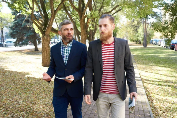 Portret Van Twee Knappe Moderne Zakenlieden Bespreken Werk Ruimte Wandelen — Stockfoto