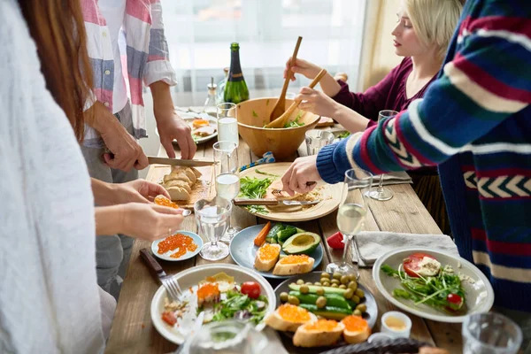 Eine Gruppe Junger Leute Bereitet Das Abendessen Für Die Festliche — Stockfoto