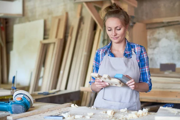 Retrato Mujer Joven Carpintero Lijado Parte Madera Taller Moderno Espacio — Foto de Stock