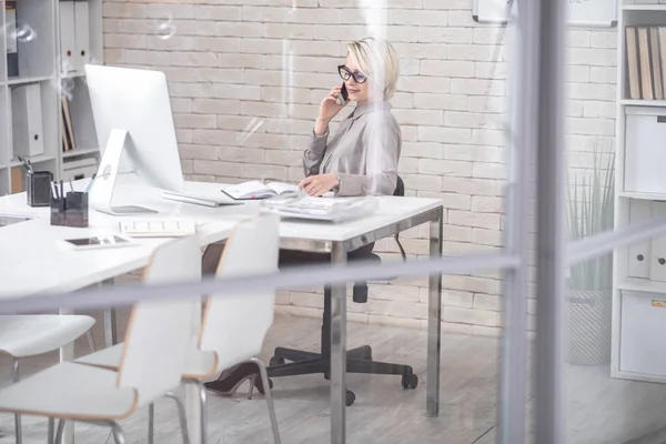 Ritratto Donna Affari Bionda Successo Che Parla Telefono Seduta Alla — Foto Stock