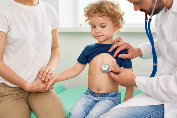 Retrato Menino Adorável Visitante Médico Olhando Bravo Segurando Mães Mão — Fotografia de Stock