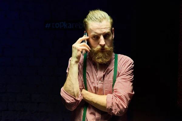 Πορτρέτο Του Όμορφος Γενειοφόρος Hipster Θέτοντας Μιλώντας Τηλεφωνικά Μαύρο Φόντο — Φωτογραφία Αρχείου