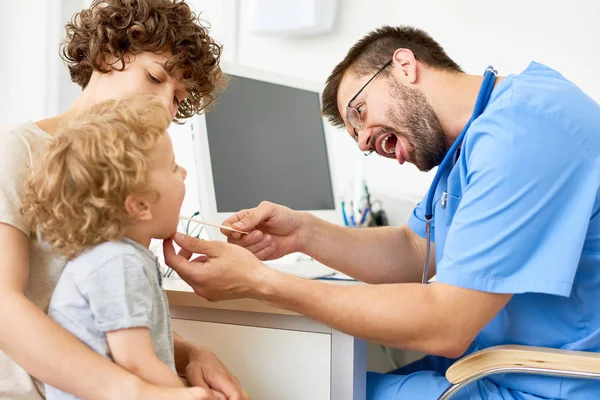 Pediatra examinando menino — Fotografia de Stock