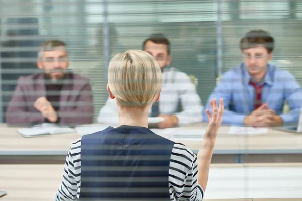 Vista Posteriore Manager Irriconoscibile Seduto Fronte Colleghi Maschi Presentando Suo — Foto Stock