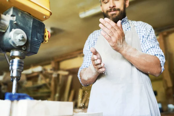 Vista Bajo Ángulo Del Artesano Confiado Sacudiendo Serrín Las Manos — Foto de Stock