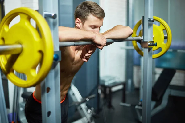 Retrato Tiro Jovem Desportista Cansado Com Tronco Muscular Apoiando Barra — Fotografia de Stock