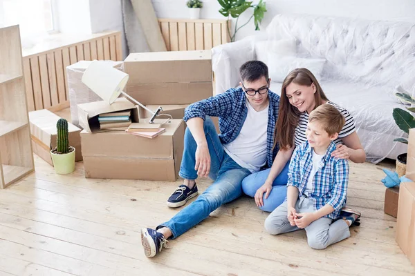 Cheerful Young Family Sitting Floor New Apartment Sharing Impressions Each — Stock Photo, Image