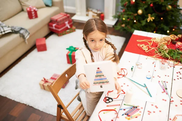 Portret Strzał Całkiem Mała Dziewczynka Wyświetlono Ręcznie Robione Kartki Świąteczne — Zdjęcie stockowe
