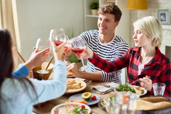 Grupo Amigos Felizes Desfrutando Jantar Juntos Sentados Grande Mesa Com — Fotografia de Stock