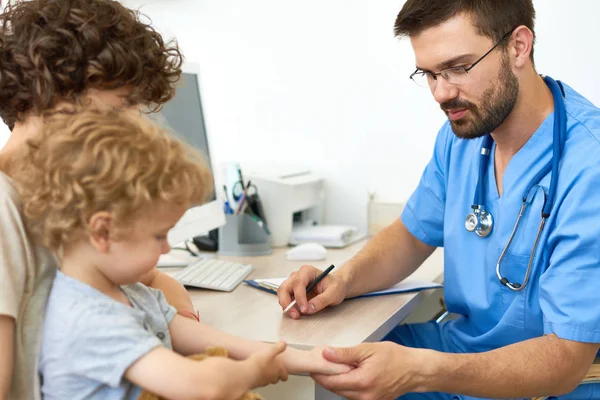 Ritratto Giovane Madre Con Bambino Nello Studio Medico Medico Che — Foto Stock