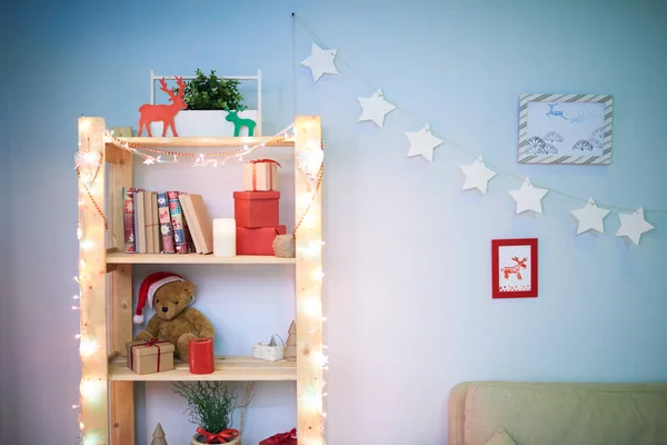 Acogedora Sala Estar Decorada Para Celebración Navidad Guirnalda Madera Hecha — Foto de Stock