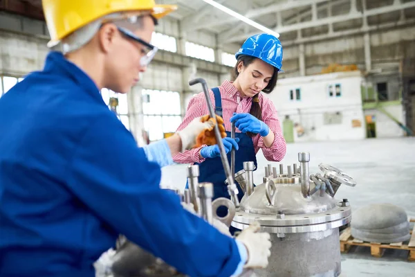 Ocupadas Jóvenes Trabajadoras Manuales Apretando Tuercas Poco Comunes Mientras Trabajan — Foto de Stock