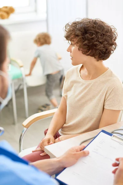 Vrij Middelbare Leeftijd Vrouw Haar Schattige Zoontje Raadpleging Bij Kinderarts — Stockfoto