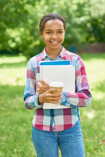 Retrato Estudiante Feliz Raza Mixta Parado Aire Libre Césped Verde — Foto de Stock