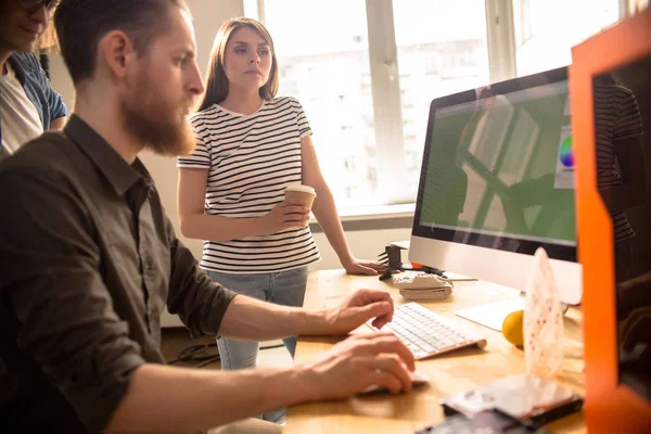 Vista Laterale Gruppo Giovani Moderni Che Usano Creare Modelli Digitali — Foto Stock