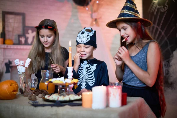 Retrato Tres Niños Con Disfraces Halloween Comiendo Dulces Aperitivos Durante — Foto de Stock