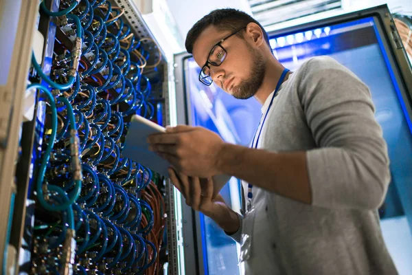 Ritratto Basso Angolo Giovane Utilizzando Tablet Digitale Piedi Armadio Server — Foto Stock