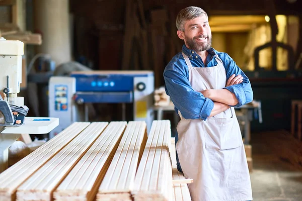 Portret Van Volwassen Bebaarde Timmerman Poseren Met Vertrouwen Met Armen — Stockfoto