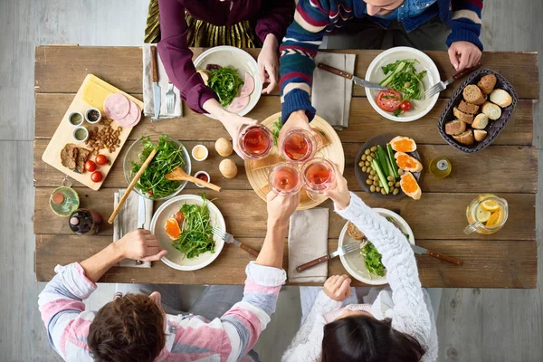 Vista Superior Quatro Pessoas Comendo Mesa Jantar Festivo Com Deliciosa — Fotografia de Stock