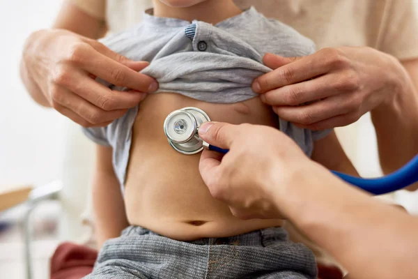 Gros Plan Médecin Écoute Des Enfants Respirer Mettre Stéthoscope Poitrine — Photo