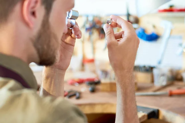 Porträtt Juvelerare Inspektera Ringen Genom Förstoringsglas Verkstad — Stockfoto