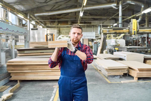 Retrato Joven Trabajador Fábrica Guapo Mirando Cámara Mientras Que Lleva —  Fotos de Stock