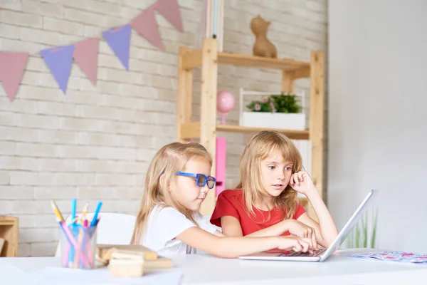 Schattige Kleine Zusters Educatief Spel Spelen Laptop Terwijl Geniet Van — Stockfoto