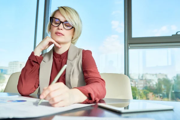 Taillenbild Einer Selbstbewussten Jungen Geschäftsfrau Die Modernen Büro Mit Panoramafenstern — Stockfoto