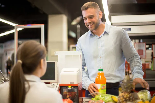 Портрет Красивого Молодого Чоловіка Який Купує Їжу Супермаркеті Щасливо Посміхаючись — стокове фото