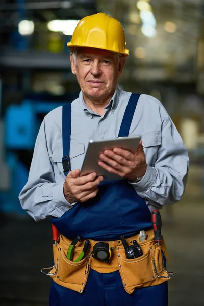 Porträtt Senior Fabriksarbetare Använder Digitala Tablett Och Ler Mot Kameran — Stockfoto