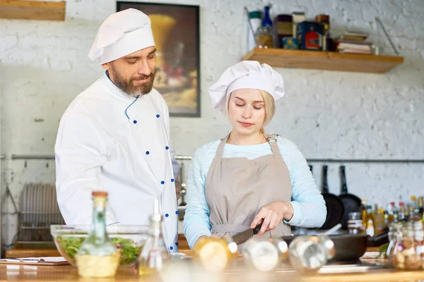 Retrato Del Chef Maduro Sonriente Enseñando Cocina Aprendiz Femenino Cocina — Foto de Stock