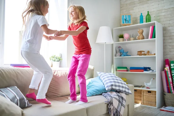 Twee Fidgety Kinderen Hand Hand Springen Gezellige Bank Terwijl Geniet — Stockfoto